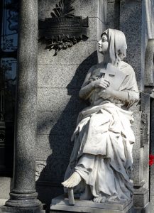 Beeld bij een graftombe in Recoleta