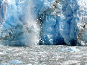 Brokstukken vallen naar beneden