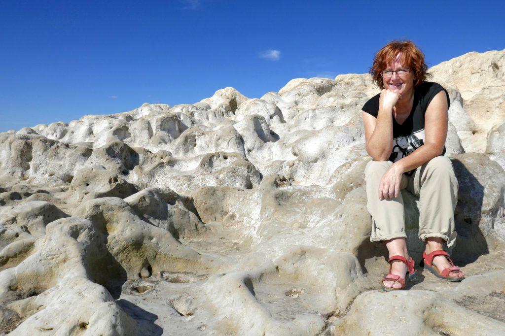 Jacqueline op de rotsen bij Puerto Madryn